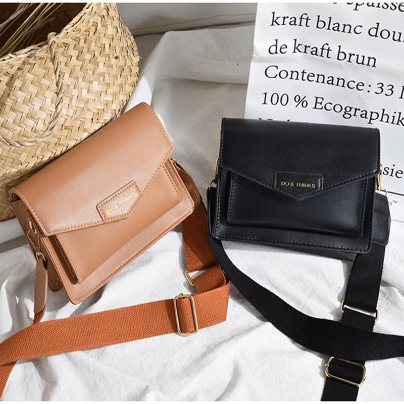 Với những đường nét hiện đại, hài hòa cùng tổng thế cổ điển, chắc chắn túi bì thư sẽ là item phù hợp cho những buổi tiệc hay hẹn hò 