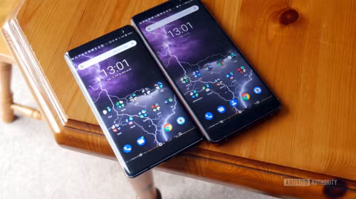 Nokia 8 Sirocco (trái) và Nokia 7 Plus (phải) của HMD Global.