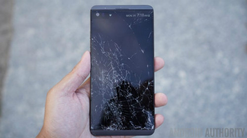 Màn hình của một chiếc LG V20 bị vỡ vụn sau khi rơi. Màn hình của một chiếc LG V20 bị vỡ vụn sau khi rơi.
