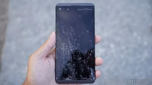 Màn hình của một chiếc LG V20 bị vỡ vụn sau khi rơi.