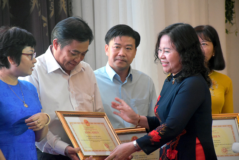 Thứ trưởng Ngô Thị Minh trao bằng khen của Bộ GD&ĐT cho các tập thể cá nhân có nhiều thành tích trong công tác phổ cập GDMN. Thứ trưởng Ngô Thị Minh trao bằng khen của Bộ GD&ĐT cho các tập thể cá nhân có nhiều thành tích trong công tác phổ cập GDMN.
