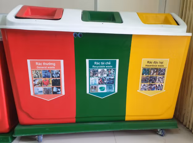 Hình ảnh thực tế mô hình thùng rác thông minh của đề tài.