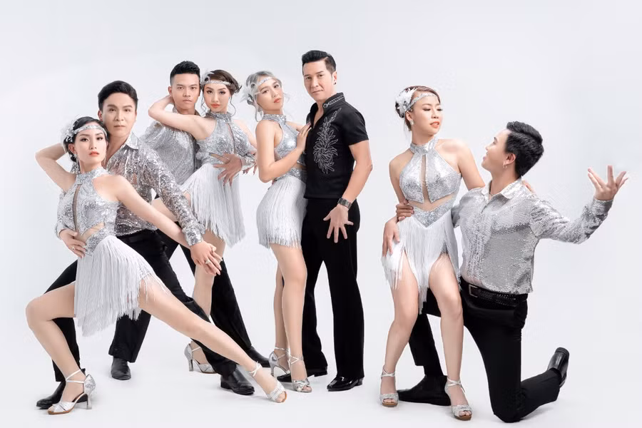 Ca sĩ Nguyễn Hưng (áo đen) cùng các vũ công.