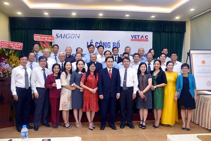 Đại diện các cơ sở giáo dục nghề nghiệp tham dự chúc mừng Trung tâm VETAC đi vào hoạt động.