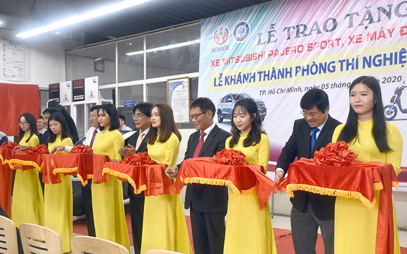 Nhà trường khành thành phòng thí nghiệm “Xe điện - xe lai” dành cho SV ngành Công nghệ kỹ thuật ô tô.