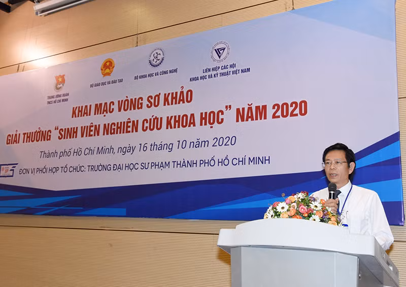 GS.TS Tạ Ngọc Đôn - Vụ trưởng Vụ KHCM&amp;MT (Bộ GD&amp;ĐT) phát biểu tại lễ khai mạc.