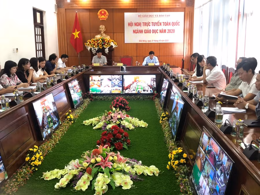 ÔngTrần Xuân Hải - Phó chủ tịch UBND tỉnh và ông Nguyễn Văn Toàn - Giám đốc Sở GD&amp;ĐT chủ trì Hội nghị