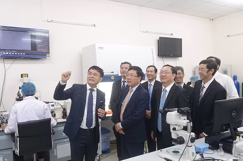 Phó Thủ tướng Phạm Bình Minh lắng nghe PGS.TS Nguyễn Văn Thuận – Trưởng Khoa Công nghệ Sinh học IU– giới thiệu về công trình nghiên cứu tế bào phôi của Khoa hiện nay đang thực hiện.