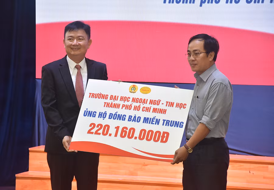 Hiệu trưởng HUFLIT trao tiền hỗ trợ đồng bào miền Trung bị thiên tai.