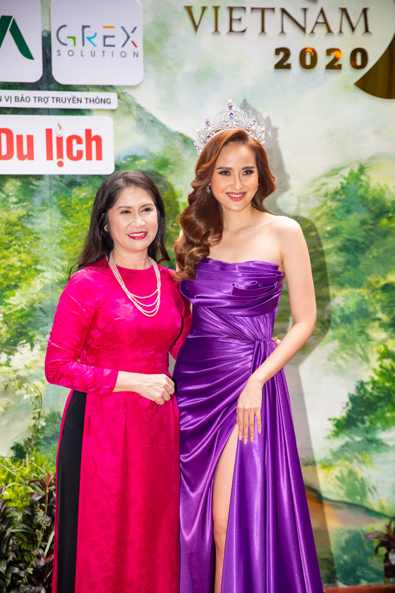 Phó chủ tịch UBND Tỉnh Đắk Nông Tôn Thị Ngọc Hạnh chụp ảnh với Hoa khôi Đỗ Trần Khánh Ngân. Phó chủ tịch UBND Tỉnh Đắk Nông Tôn Thị Ngọc Hạnh chụp ảnh với Hoa khôi Đỗ Trần Khánh Ngân.