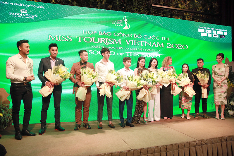 Ban tổ chức tặng hoa cám ơn các đơn vị tài trợ, đồng hành cùng cuộc thi. Ban tổ chức tặng hoa cám ơn các đơn vị tài trợ, đồng hành cùng cuộc thi.
