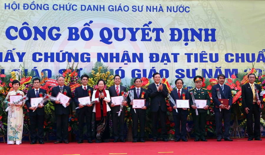 Phó Chủ tịch nước Nguyễn Thị Doan, Bộ trưởng Phạm Vũ Luận trao chứng nhận cho các GS, PGS Phó Chủ tịch nước Nguyễn Thị Doan, Bộ trưởng Phạm Vũ Luận trao chứng nhận cho các GS, PGS