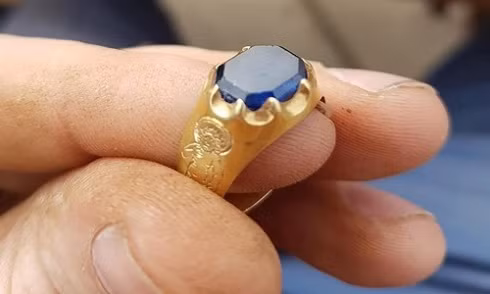 Nhẫn vàng cổ gần 90.000 USD trong rừng Robin Hood