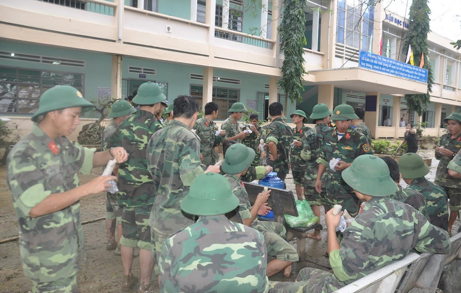 Những bữa cơm vội chỉ là những vắt cơm nắm của cán bộ, chiến sĩ ngay tại hiện trường vùng lũ