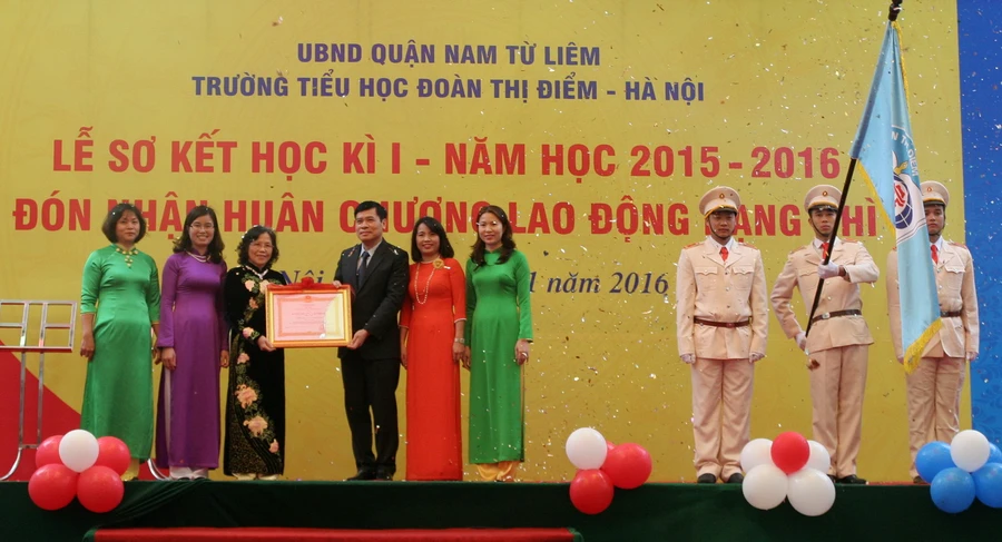 Trường Tiểu học Đoàn Thị Điểm (Hà Nội) đón nhận Huân chương Lao động hạng Nhì 