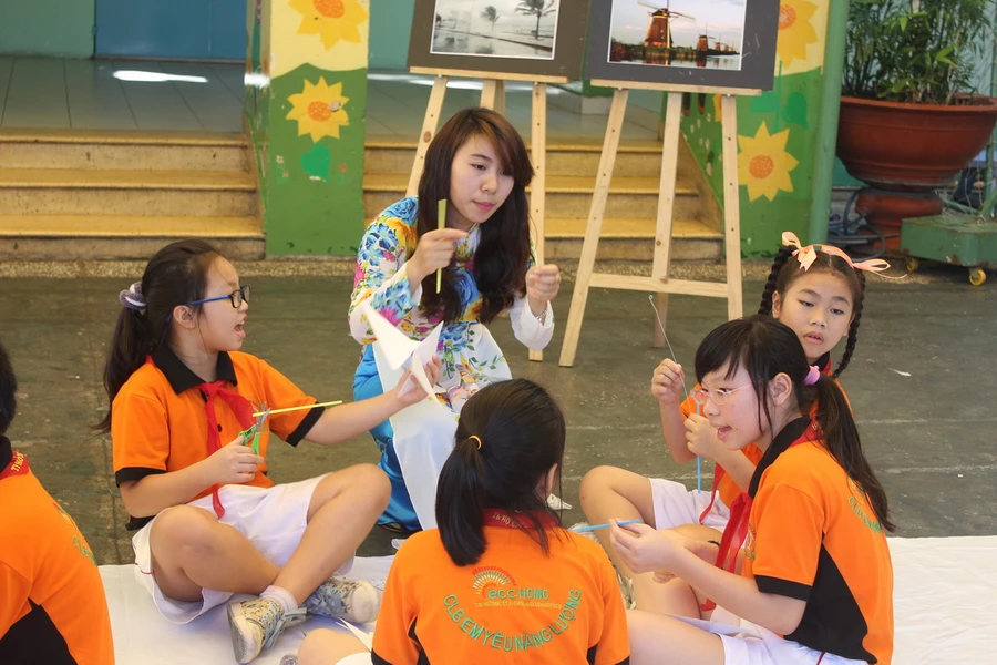 Giáo viên và các em HS hào hứng tham gia CLB “Em yêu năng lượng”