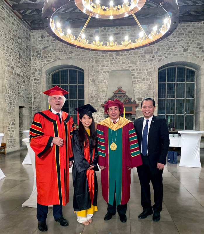 Các bác sĩ tân khoa chụp ảnh lưu niệm với lãnh đạo hai trường.