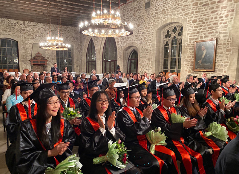 Niềm vui của các bác sĩ tân khoa nhận bằng tốt nghiệp tại Đức.