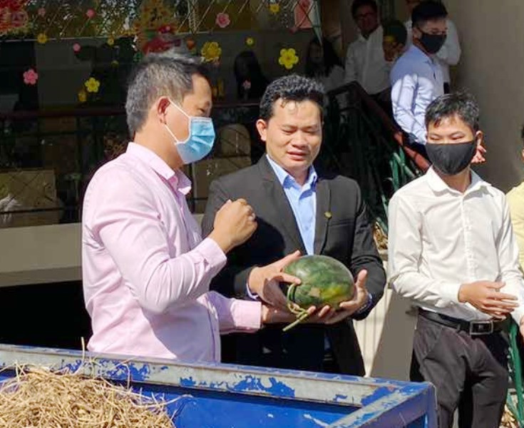 Ông Nguyễn Văn Hùng (giữa) - Tổng giám đốc Công ty cổ phần BĐS Golden Land tham gia phát dưa hấu cùng các nhân viên Ông Nguyễn Văn Hùng (giữa) - Tổng giám đốc Công ty cổ phần BĐS Golden Land tham gia phát dưa hấu cùng các nhân viên