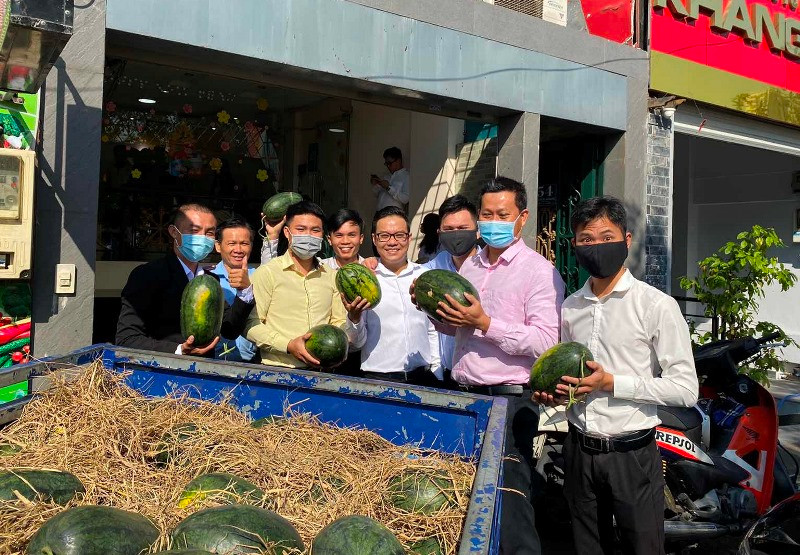 Đội ngũ phát dưa hấu miễn phí của Golden Land Đội ngũ phát dưa hấu miễn phí của Golden Land