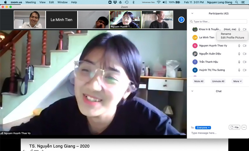 Một SV ở quê đang tương tác trực tiếp với lớp học trực tuyến Một SV ở quê đang tương tác trực tiếp với lớp học trực tuyến