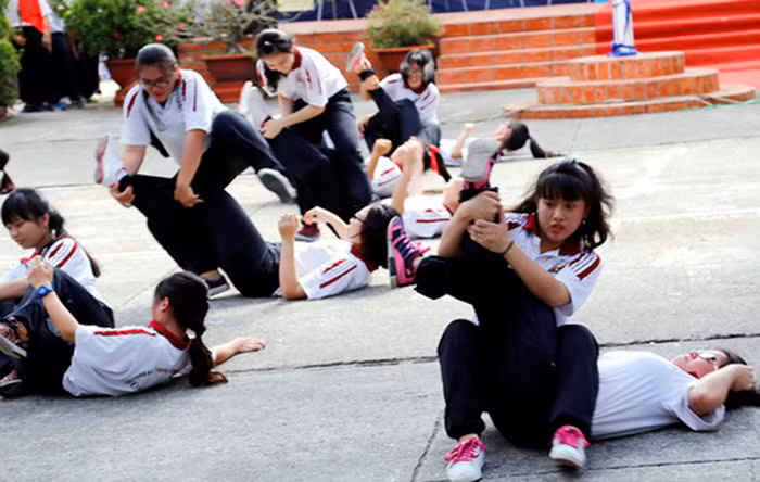 Nữ sinh một trường THPT tại TP.HCM tập luyện võ thuật để tự bảo vệ, chống XHTD