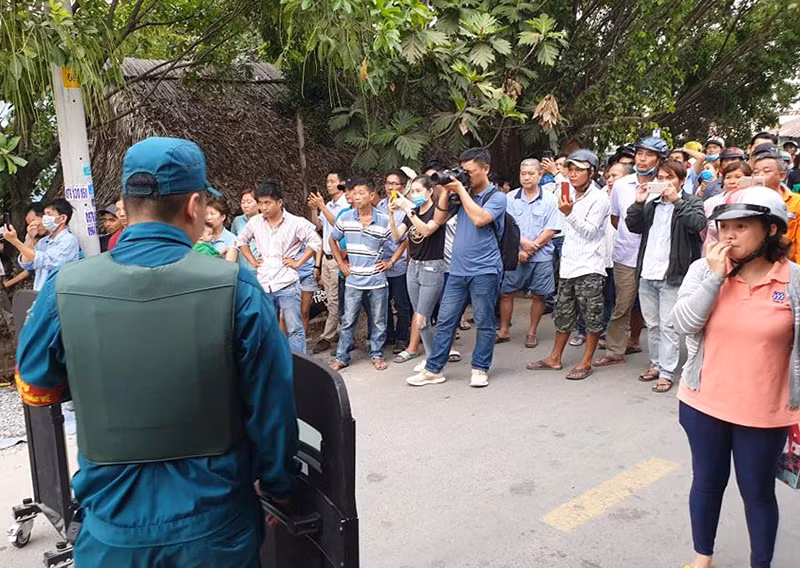 An ninh đang được thắt chặt tại khu vực nghi Tuấn khỉ ẩn nấp. Sự việc thu hút sự hiếu kỳ của người dân.