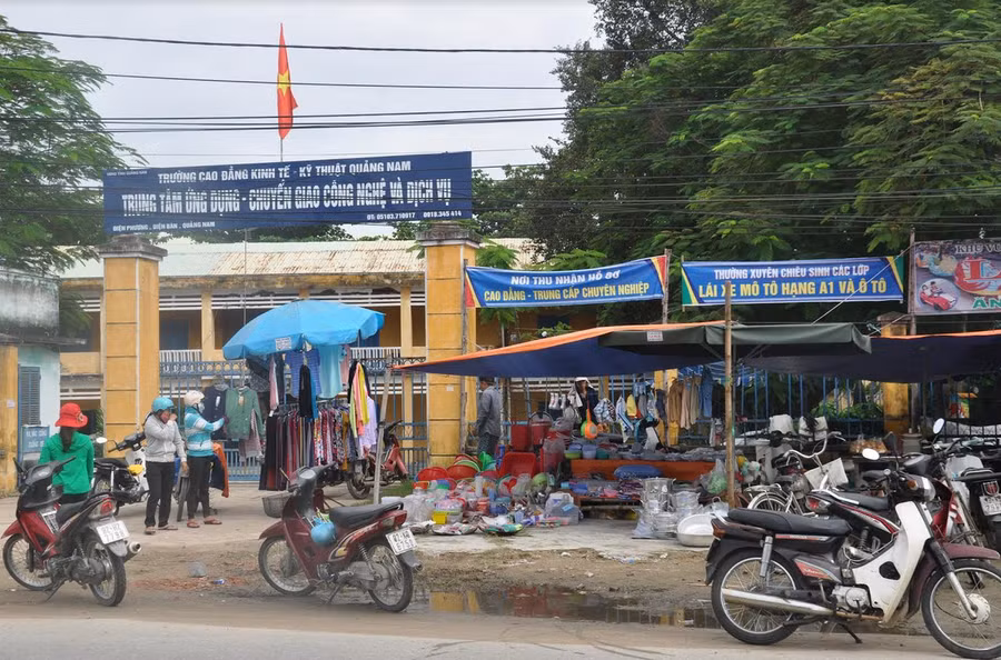 Ngang nhiên chiếm cổng trường làm chợ, bãi đỗ xe