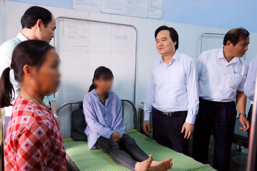 Cũng tại Hưng Yên, Bộ trưởng Phùng Xuân Nhạ đã đến thăm, động viên em Nguyễn Thị Hải Yến đang điều trị tại Bệnh viện Tâm thần kinh tỉnh Hưng Yên. Cũng tại Hưng Yên, Bộ trưởng Phùng Xuân Nhạ đã đến thăm, động viên em Nguyễn Thị Hải Yến đang điều trị tại Bệnh viện Tâm thần kinh tỉnh Hưng Yên.