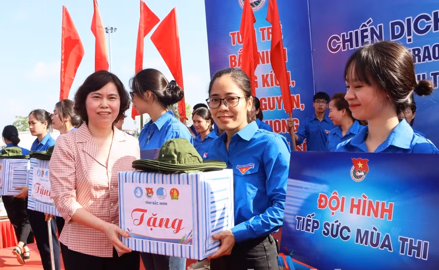 Phó Chủ tịch Thường trực HĐND tỉnh Bắc Ninh - Trần Thị Hằng tặng quà cho các đội hình tình nguyện.