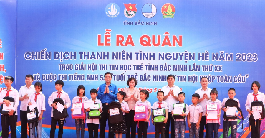 Các đại biểu trao quà cho các em thiếu nhi có hoàn cảnh khó khăn.