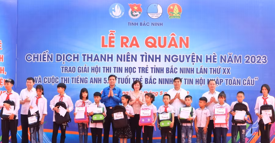 Các đại biểu trao quà cho các em thiếu nhi có hoàn cảnh khó khăn.