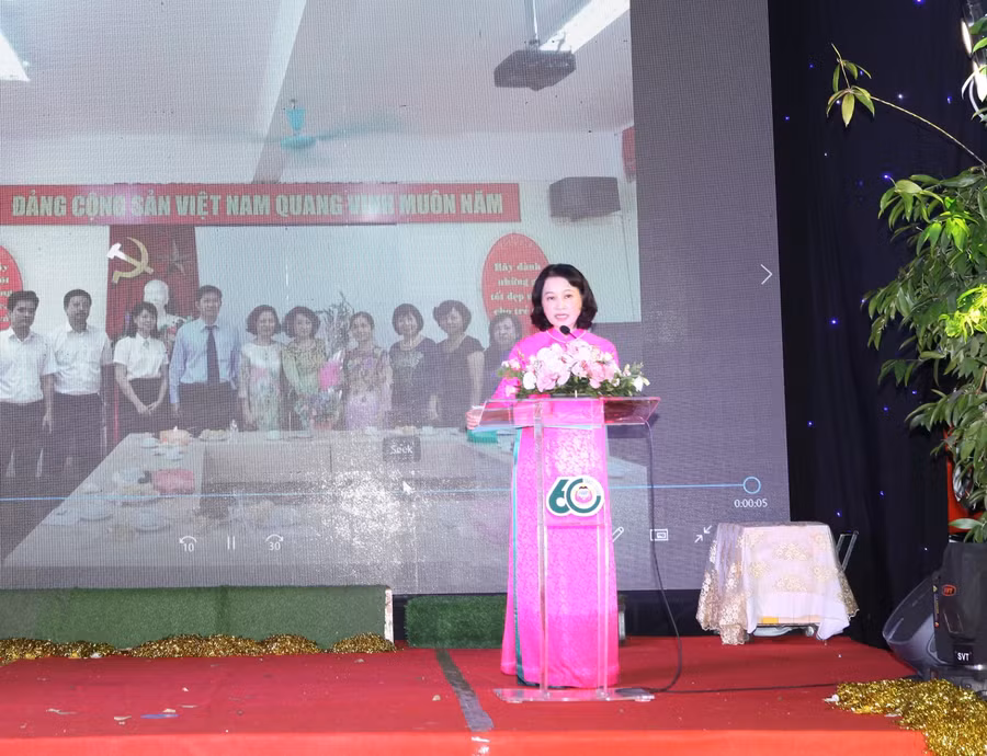 Cô Trần Thị Mai Anh - Hiệu trưởng Trường Mẫu giáo Mầm non A phát biểu.