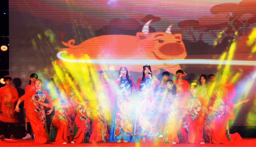 Tân sinh viên EPU "cháy hết mình" tại đêm Gala.