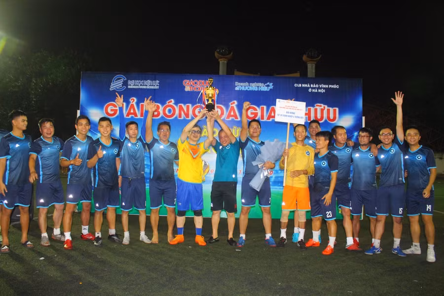 TS. Trương Huy Hoàng (áo vàng) trao cúp cho đội vô địch FC TC Doanh nghiệp và Thương hiệu.