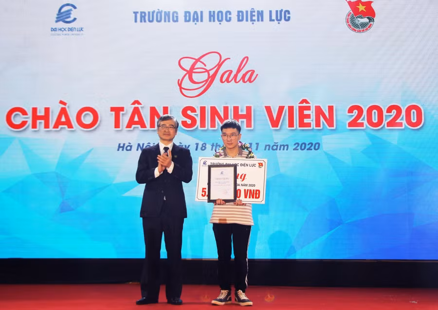 TS. Trương Huy Hoàng trao phần thưởng cho sinh viên Vi Tuấn Dương là thủ khoa Trường Đại học Điện lực năm 2020.