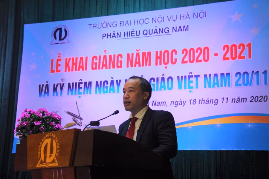 TS. Nguyễn Mạnh Cường, Giám đốc Phân hiệu Trường Đại học Nội vụ Hà Nội tại Quảng Nam phát biểu tại Lễ khai giảng.
