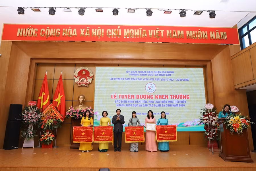 Các tập thể được Bộ GD&amp;ĐT, UBND TP Hà Nội tặng Cờ đơn vị xuất sắc phong trào thi đua và Bằng khen.