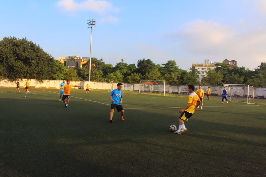 Tình huống tổ chức tấn công của FC Báo GD&amp;TĐ gặp CLB Nhà báo Vĩnh Phúc tại Hà Nội.