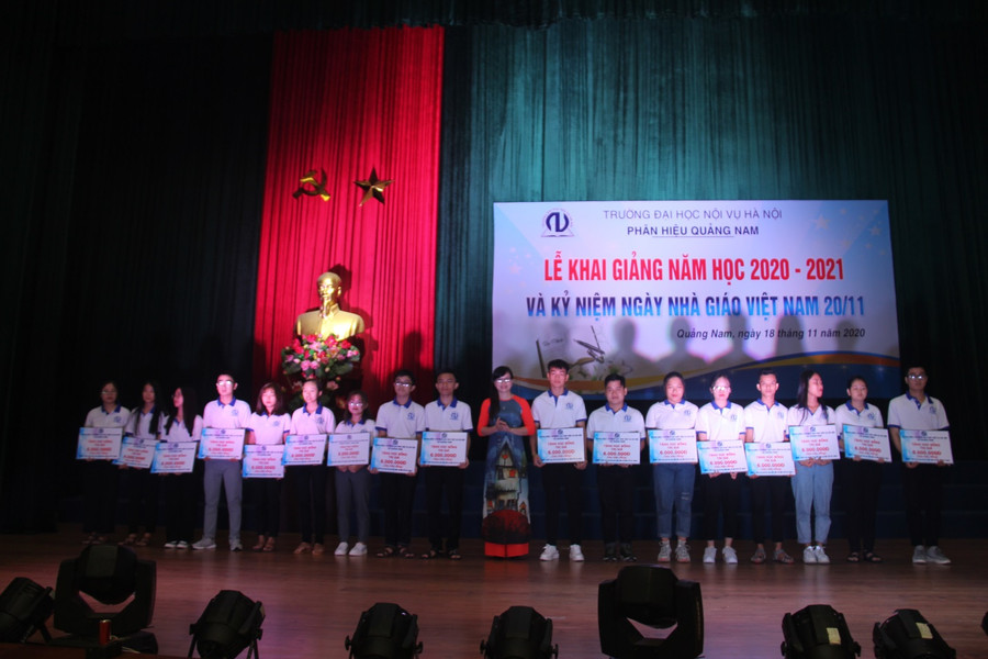 TS. Lê Thanh Huyền, Phó Hiệu trưởng Trường Đại học Nội vụ Hà Nội trao khen thưởng các sinh viên tại Phân hiệu Quảng Nam. TS. Lê Thanh Huyền, Phó Hiệu trưởng Trường Đại học Nội vụ Hà Nội trao khen thưởng các sinh viên tại Phân hiệu Quảng Nam.