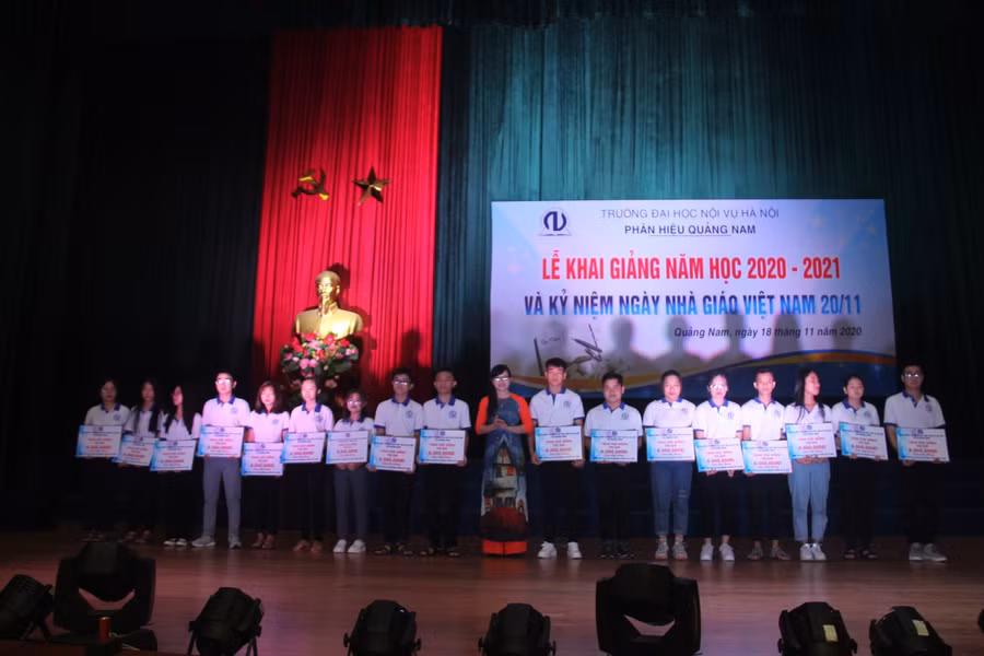 TS. Lê Thanh Huyền, Phó Hiệu trưởng Trường Đại học Nội vụ Hà Nội trao khen thưởng các sinh viên tại Phân hiệu Quảng Nam.