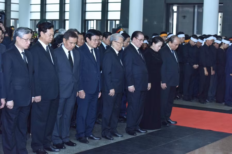 Các đồng chí lãnh đạo, nguyên lãnh đạo Đảng, Nhà nước tưởng niệm nguyên Chủ tịch nước, Đại tướng Lê Đức Anh. Ảnh VGP/Nhật Bắc Các đồng chí lãnh đạo, nguyên lãnh đạo Đảng, Nhà nước tưởng niệm nguyên Chủ tịch nước, Đại tướng Lê Đức Anh. Ảnh VGP/Nhật Bắc