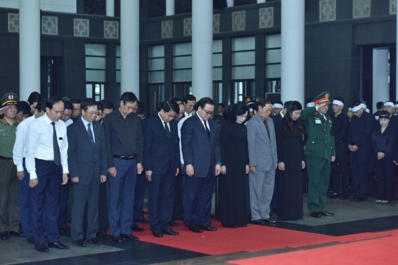 Đoàn đại biểu Thành ủy, HĐND, UBND, Ủy ban MTTQ Việt Nam thành phố Hà Nội do đồng chí Hoàng Trung Hải, Ủy viên Bộ Chính trị, Bí thư Thành ủy TP Hà Nội làm trưởng đoàn vào viếng nguyên Chủ tịch nước, Đại tướng Lê Đức Anh. Đoàn đại biểu Thành ủy, HĐND, UBND, Ủy ban MTTQ Việt Nam thành phố Hà Nội do đồng chí Hoàng Trung Hải, Ủy viên Bộ Chính trị, Bí thư Thành ủy TP Hà Nội làm trưởng đoàn vào viếng nguyên Chủ tịch nước, Đại tướng Lê Đức Anh.