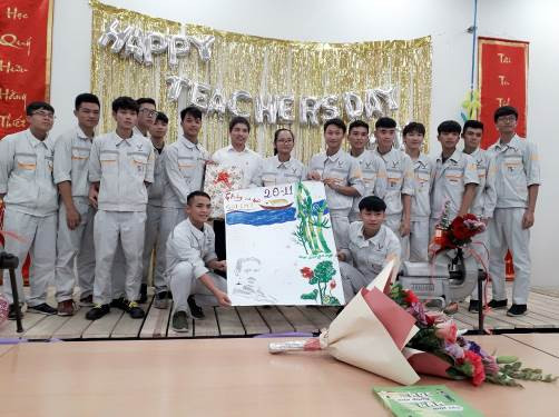 Đỗ Thị Thu cũng các bạn trong lớp IM3 – Cơ khí Công nghiệp trong ngày nhà giáo Việt Nam (20/11) Đỗ Thị Thu cũng các bạn trong lớp IM3 – Cơ khí Công nghiệp trong ngày nhà giáo Việt Nam (20/11)