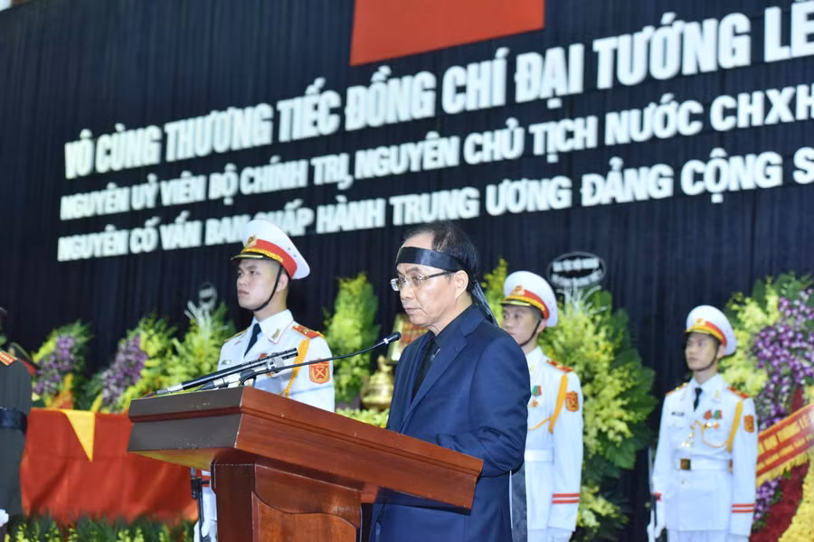 Ông Lê Mạnh Hà thay mặt gia đình phát biểu cảm tạ. Ảnh VGP/Nhật Bắc Ông Lê Mạnh Hà thay mặt gia đình phát biểu cảm tạ. Ảnh VGP/Nhật Bắc