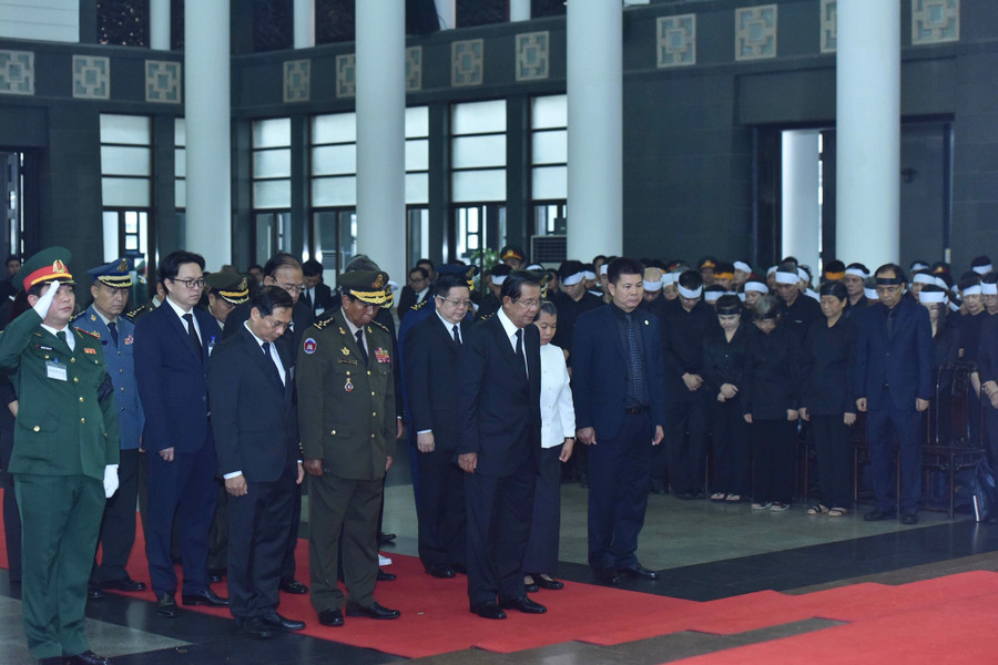 Thủ tướng Vương quốc Campuchia Samdech Techo Hun Sen làm Trưởng đoàn vào viếng và chia buồn cùng gia quyến nguyên Chủ tịch nước Lê Đức Anh. Ảnh VGP/Nhật Bắc Thủ tướng Vương quốc Campuchia Samdech Techo Hun Sen làm Trưởng đoàn vào viếng và chia buồn cùng gia quyến nguyên Chủ tịch nước Lê Đức Anh. Ảnh VGP/Nhật Bắc