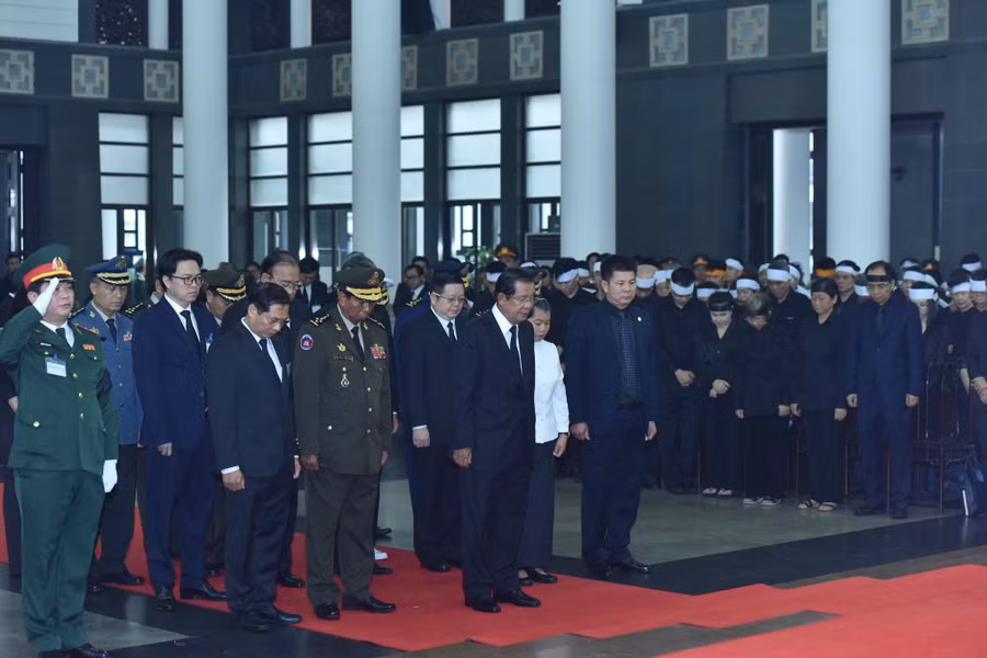 Thủ tướng Vương quốc Campuchia Samdech Techo Hun Sen làm Trưởng đoàn vào viếng và chia buồn cùng gia quyến nguyên Chủ tịch nước Lê Đức Anh. Ảnh VGP/Nhật Bắc