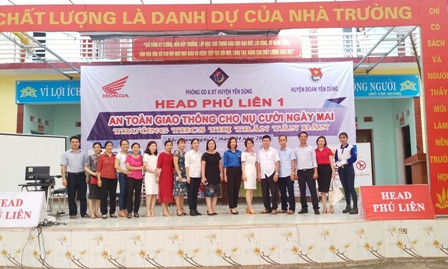 Đại biểu và tuyên truyền viên chụp ảnh lưu niệm Đại biểu và tuyên truyền viên chụp ảnh lưu niệm