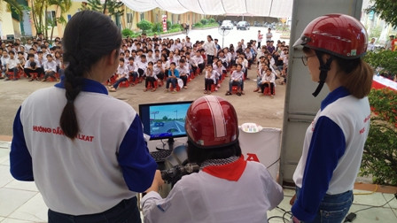 Thực hành điều khiển trên máy khi tham gia giao thông Thực hành điều khiển trên máy khi tham gia giao thông