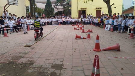 HS thực hành trên đoạn đường nhỏ và vòng chướng ngại vật HS thực hành trên đoạn đường nhỏ và vòng chướng ngại vật